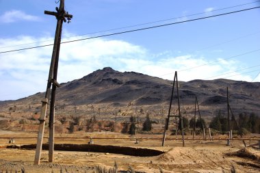 Elektrik stolps dağlarında infront