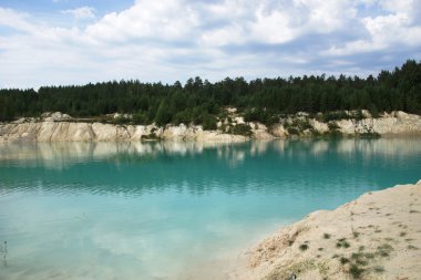 Güzel su ve çevresinde yeşil ağaçlar