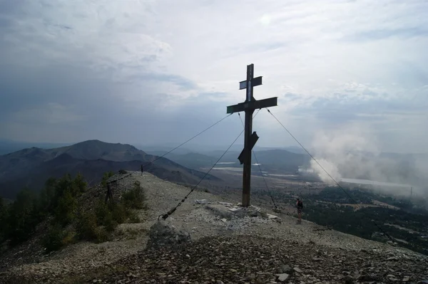 Σταυρός σε ένα ψηλό βουνό κοντά στην πόλη Karabash στη Ρωσία, καλοκαίρι — Φωτογραφία Αρχείου