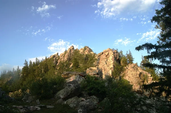 Céu ensolarado e montanhas na Rússia — Fotografia de Stock