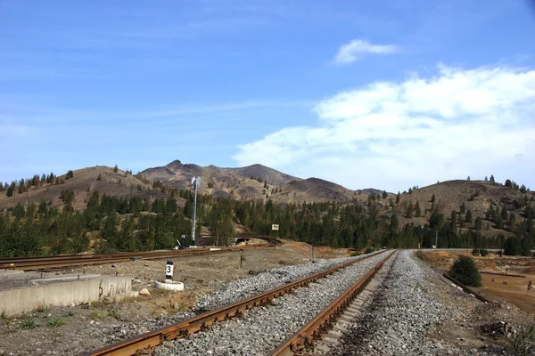 Ferrovia tra le montagne in Russia — Foto Stock