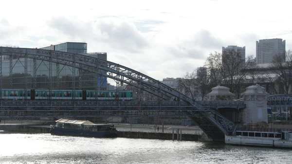 Oude brug in Parijs, Frankrijk — Stockfoto