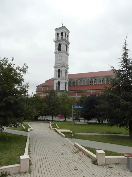 Haus und Straße in kosovo — Stockfoto