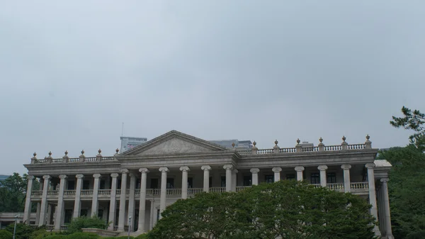 Parque ao ar livre em Seul com um monte de verde — Fotografia de Stock