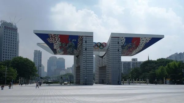 Olympisk park med symboler i Seoul – stockfoto