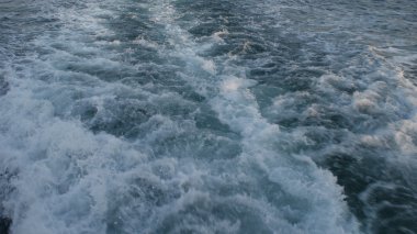 deniz açık ve güçlü dalgalarda