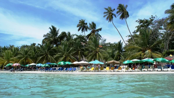 Pantai santai di laut Carribean, Dominicana — Stok Foto