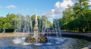 Peterhof, St. Petersburg yakınlarında küçük bir kasabadır. Kraliyet çeşmeleri, yeşillik ve güzellik kıyıda.