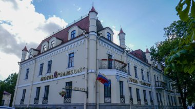 Peterhof, St. Petersburg yakınlarında küçük bir kasabadır. Kraliyet çeşmeleri, yeşillik ve güzellik kıyıda.