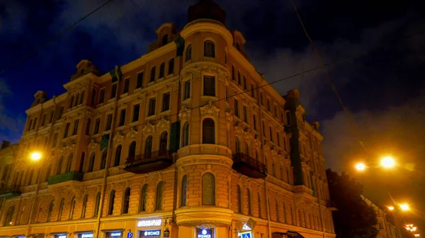サンクトペテルブルクはロシアの文化首都と呼ばれています 信じられないほどの建築と雰囲気 石の美しさ — ストック写真