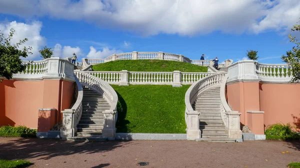 Peterhof 상트페테르부르크 근처의 마을과 공원이다 호수의 초목과 아름다운 — 스톡 사진