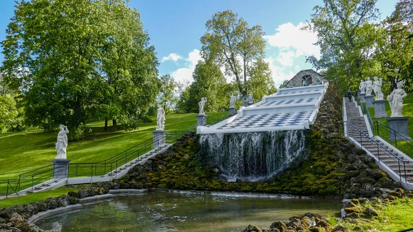 Peterhof 상트페테르부르크 근처의 마을과 공원이다 호수의 초목과 아름다운 — 스톡 사진