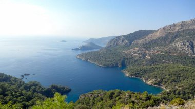 Türkiye, Oludeniz ve Fethiye ilçeleri arasındaki Lykian patikasının bir parçası. İnanılmaz manzaralar ve parlak doğa.