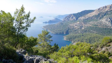 Türkiye, Oludeniz ve Fethiye ilçeleri arasındaki Lykian patikasının bir parçası. İnanılmaz manzaralar ve parlak doğa.
