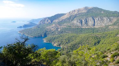 Türkiye, Oludeniz ve Fethiye ilçeleri arasındaki Lykian patikasının bir parçası. İnanılmaz manzaralar ve parlak doğa.