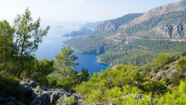 Türkiye, Oludeniz ve Fethiye ilçeleri arasındaki Lykian patikasının bir parçası. İnanılmaz manzaralar ve parlak doğa.