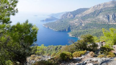Türkiye, Oludeniz ve Fethiye ilçeleri arasındaki Lykian patikasının bir parçası. İnanılmaz manzaralar ve parlak doğa.