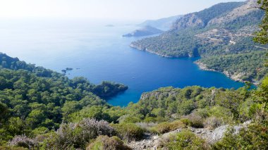 Türkiye, Oludeniz ve Fethiye ilçeleri arasındaki Lykian patikasının bir parçası. İnanılmaz manzaralar ve parlak doğa.