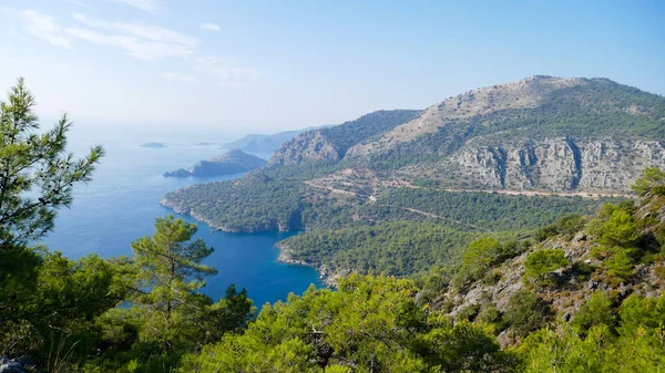 Türkiye, Oludeniz ve Fethiye ilçeleri arasındaki Lykian patikasının bir parçası. İnanılmaz manzaralar ve parlak doğa.