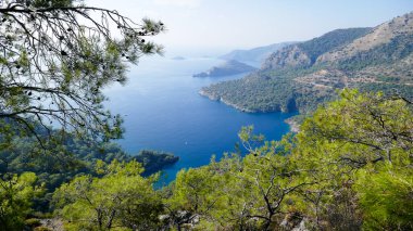 Türkiye, Oludeniz ve Fethiye ilçeleri arasındaki Lykian patikasının bir parçası. İnanılmaz manzaralar ve parlak doğa.