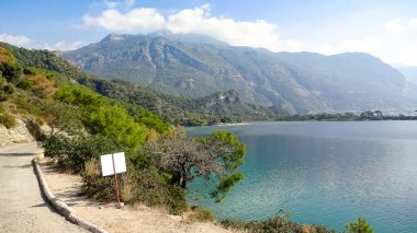 Türkiye, Oludeniz ve Fethiye ilçeleri arasındaki Lykian patikasının bir parçası. İnanılmaz manzaralar ve parlak doğa.