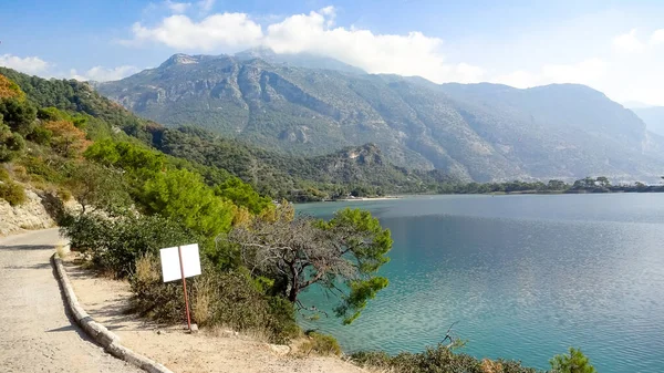 Türkiye, Oludeniz ve Fethiye ilçeleri arasındaki Lykian patikasının bir parçası. İnanılmaz manzaralar ve parlak doğa.