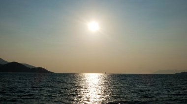 Hindi, Fethiye. Şehirden ve çevresinden fotoğraflar var. Denizde büyülü gün batımı, parlak manzaralar.