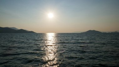 Hindi, Fethiye. Şehirden ve çevresinden fotoğraflar var. Denizde büyülü gün batımı, parlak manzaralar.