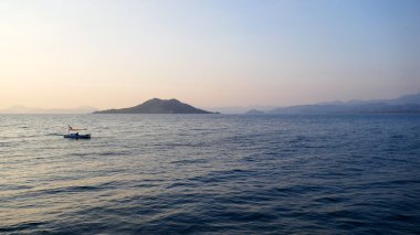 Hindi, Fethiye. Şehirden ve çevresinden fotoğraflar var. Denizde büyülü gün batımı, parlak manzaralar.