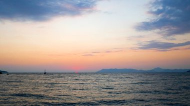 Hindi, Fethiye. Şehirden ve çevresinden fotoğraflar var. Denizde büyülü gün batımı, parlak manzaralar.