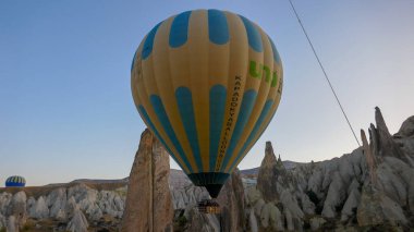 Sabahları balonlar. Kapadokya, Goreme mahallesi, harika bir yer. Yukarıdan görüntüle.