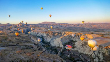 Sabahları balonlar. Kapadokya, Goreme mahallesi, harika bir yer. Yukarıdan görüntüle.