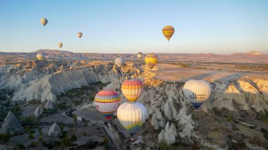 Sabahları balonlar. Kapadokya, Goreme mahallesi, harika bir yer. Yukarıdan görüntüle.
