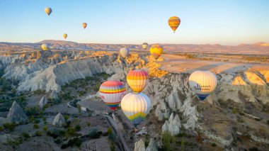 Sabahları balonlar. Kapadokya, Goreme mahallesi, harika bir yer. Yukarıdan görüntüle.