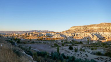 Capppadia dünyanın her yerinden turistlerin geldiği bir yerdir. Türkiye 'nin bu köşesi şık vadiler ve eşsiz manzaraları cezbediyor