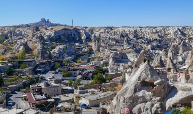Capppadia dünyanın her yerinden turistlerin geldiği bir yerdir. Türkiye 'nin bu köşesi şık vadiler ve eşsiz manzaraları cezbediyor