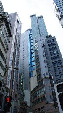 Gökdelenler ve kırmızı sokak lambası