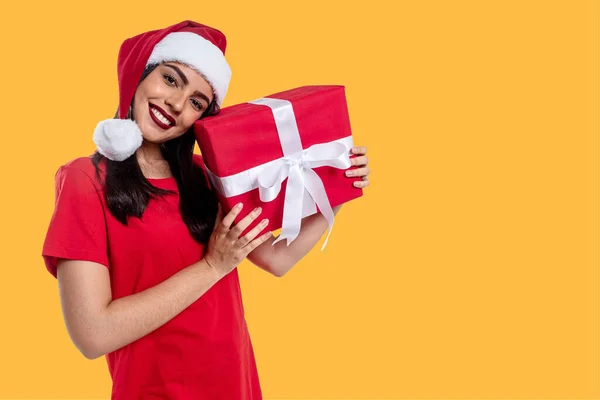 Mulher Com Chapéu Natal Segurando Presente Isolado Fundo Amarelo — Fotografia de Stock