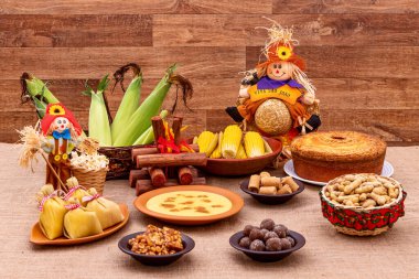 Brezilya haziran partisi. Haziran festivalinin tipik yiyecekleri. Hominy, haşlanmış mısır, mısır, patlamış mısır, brokoli, paoca, genipapo ve fıstık. Portekizce 