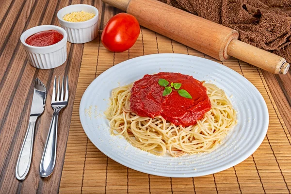 Pasta Italiana Clásica Espaguetis Con Salsa Tomate Queso Parmesano Albahaca — Foto de Stock
