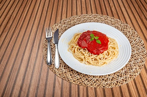 Klassieke Italiaanse Spaghetti Pasta Met Tomatensaus Parmezaanse Kaas Basilicum Het — Stockfoto