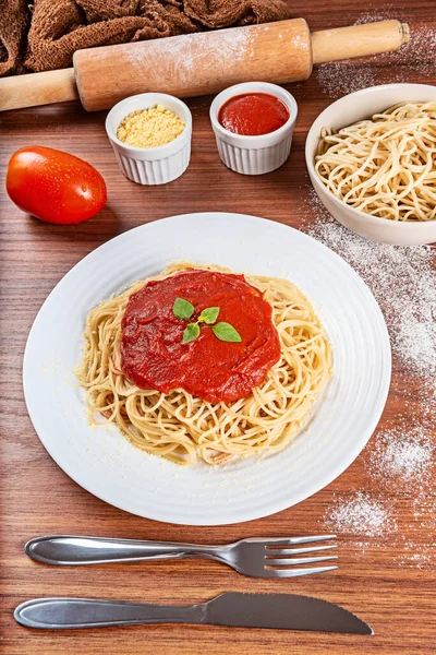 Pasta Italiana Clásica Espaguetis Con Salsa Tomate Queso Parmesano Albahaca — Foto de Stock