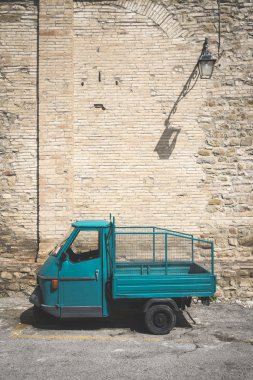 Bir ortaçağ duvara yakın eski eski model araba park