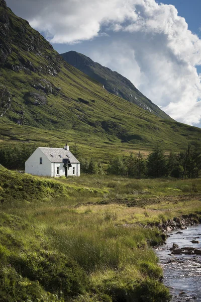 Een afgelegen huis in de buurt van een rivier in Schotland Stockfoto