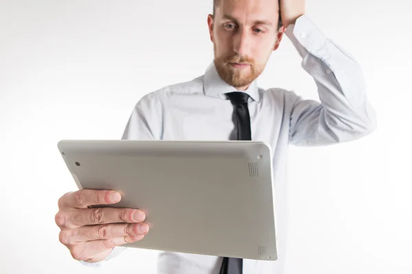 Jonge zakenman kijken naar zijn Tablet PC — Stockfoto