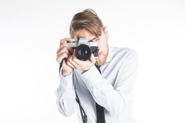 Akıllı delikanlı vintage bir kamera ile