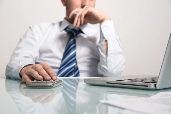 Business man werken met zijn laptop — Stockfoto