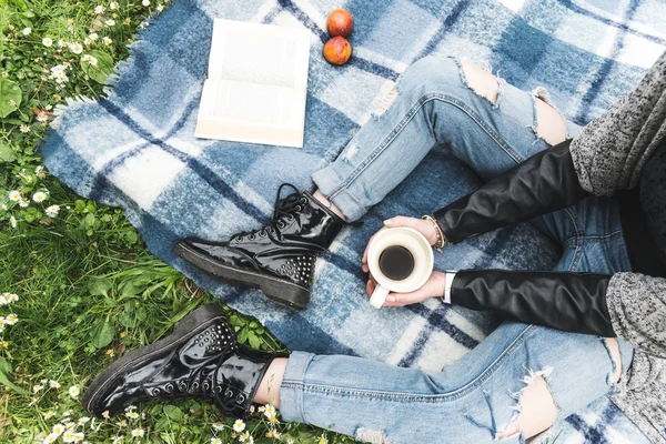 Young girl holding a cup of coffee during a picnic Stockfoto