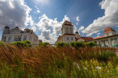 Vintage binalarda bulutlu mavi gökyüzü altında ostseestrand