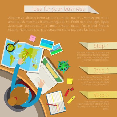 kahverengi masa başında çalışan kadın